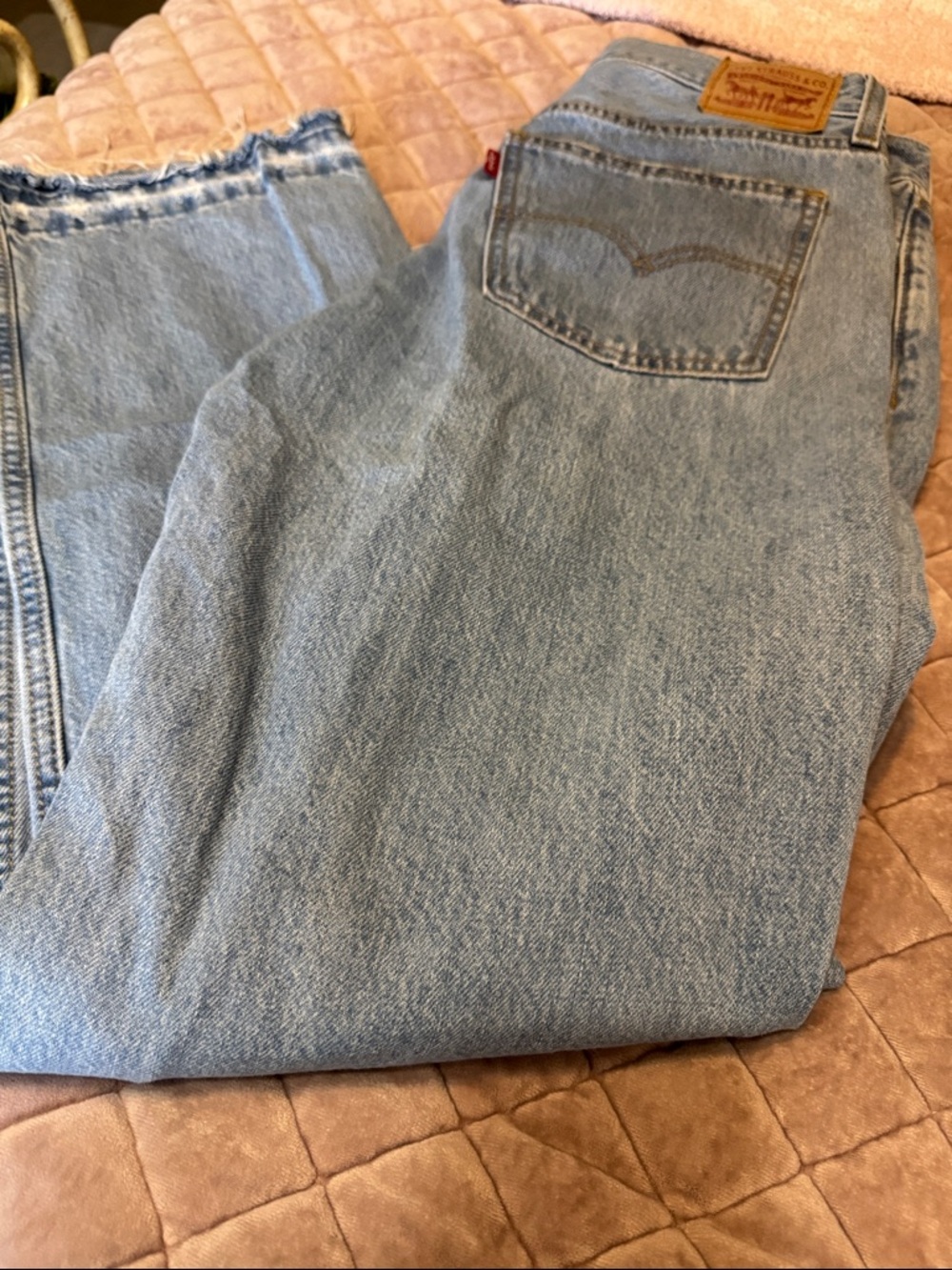 Levi's woman’s Light Blue Straight-Leg low profile straight distressed Jeans